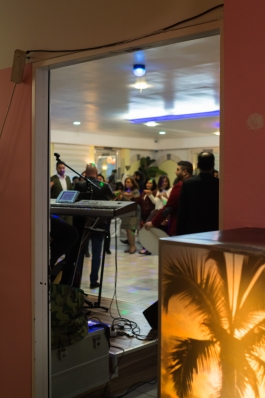  Gäste warten auf das Brautpaar.