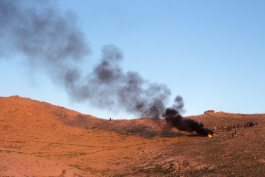  Sonnenuntergang: Die ersten Kinder zünden Reifen an, um das Newroz- Fest zu beginnen.