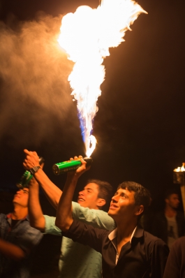  Mit Fackeln ausgestattet laufen die Bewohner von Maxmur zum Festplatz, um diese anschließend in die Mitte der großen Flamme zu werfen.