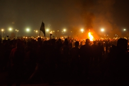  Mit Fackeln ausgestattet laufen die Bewohner von Maxmur zum Festplatz, um diese anschließend in die Mitte der großen Flamme zu werfen.